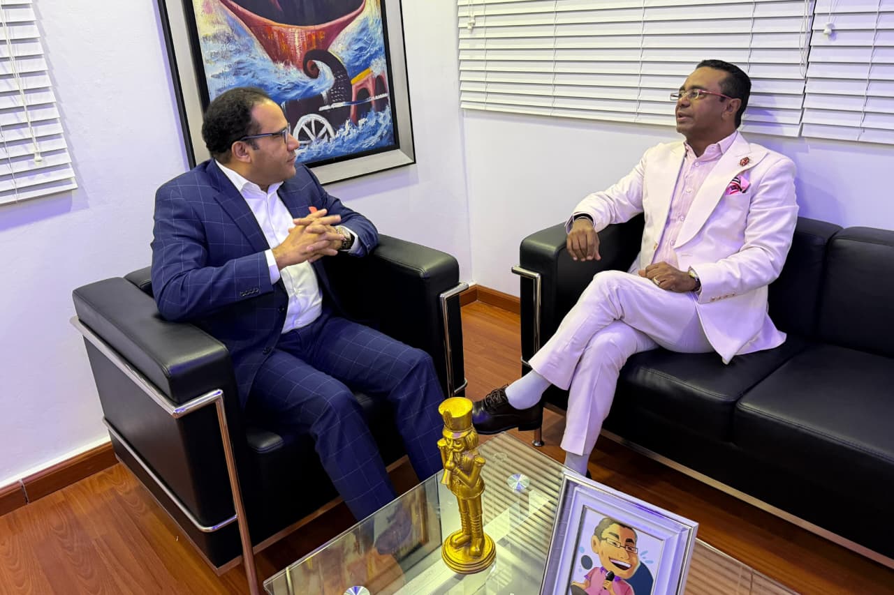 Salvador Holguín y el consultor Mariano Abreu anuncian acuerdo para retransmisión del programa “Imagen Pública TV” a través de los medios del Grupo Hilando Fino